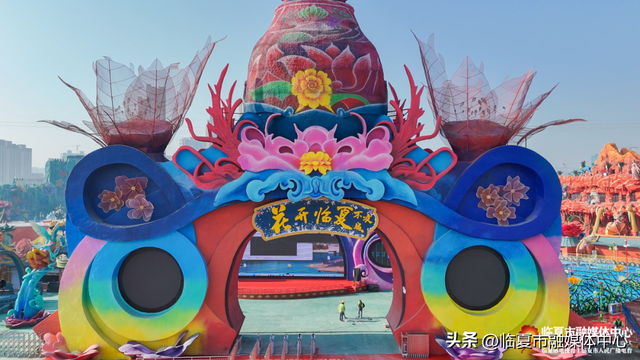 花仙藏河州韵，恐龙述亿年史！花开临夏不夜城景观，藏着独属于花都临夏的“精彩故事 文化浪漫”～