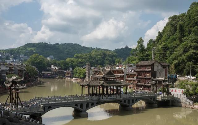 这座千年古镇是5A级景区，不要门票、人少景美、值得一去