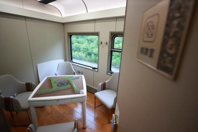 哈铁全新高端旅游专列今日亮相！棋牌室、练歌房……能想到的配置全都有！