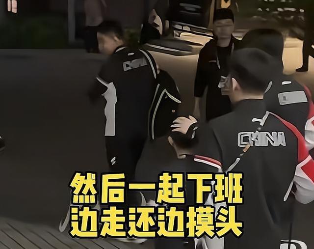 王楚钦比赛时 王皓竟带着儿子来上班捡球，大头一个举动俘获他的心