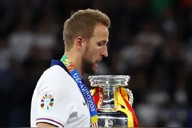 3球并列欧洲杯金靴却无缘冠军，凯恩职业生涯无冠魔咒仍在持续！英格兰社媒被“南门”下课刷屏图片