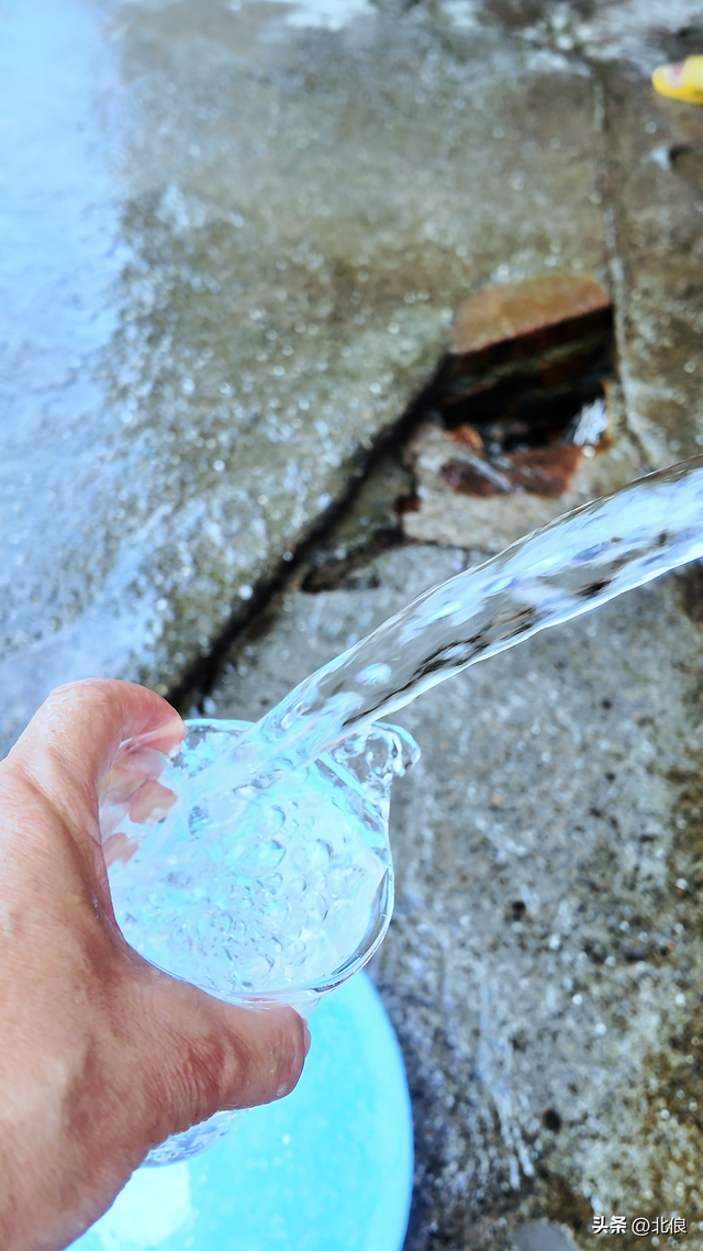 实测桂林花江小溪与泉水，取水的人络绎不绝