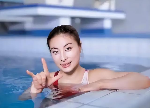 央视对郭晶晶的称呼变了，三字之差释放强烈信号，霍震霆全说对了