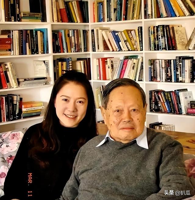 杨振宁葬礼刚结束，恶心的一幕就出现了！遗体盖国旗都被人质疑