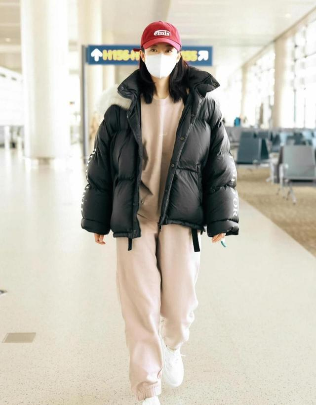 看了张小斐穿搭，我悟了：羽绒服不配牛仔裤、短靴，才更高级时髦