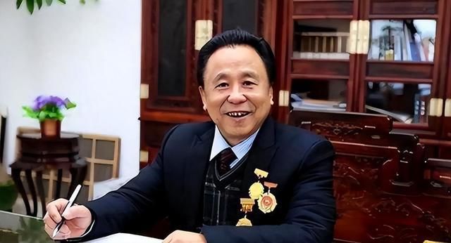 包养多名情妇，生下11个私生子，70多岁潜逃时仍要生娃！他是谁？