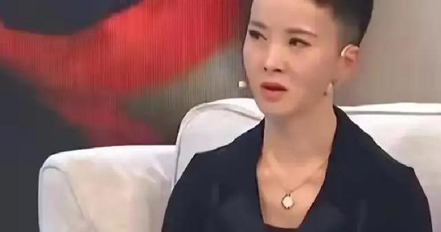 吃里扒外！13年前定居美国，回国捞金遭“驱逐”的她，52岁成笑话