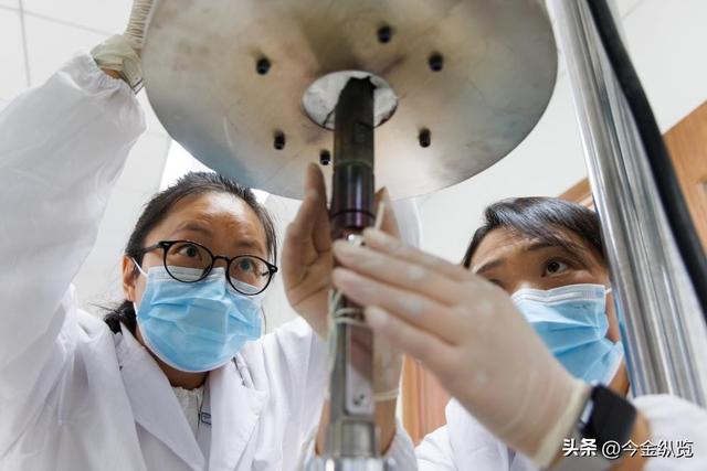 戈壁滩上惊天巨变！中国官宣两件能源大事，西方惊呼不可思议？