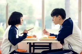 六年前女友爱上老板跟我分手，六年后同学聚会相遇，她哭着要复合图片