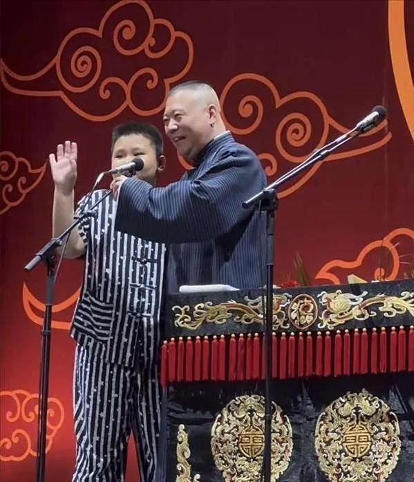 郭德纲一家现身上海，王惠目测有200斤，10岁郭汾阳面部表情怪异