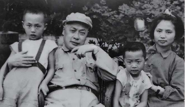 1955年蒋介石指着十大元帅名单，对夫人苦笑：这个人太厉害了！