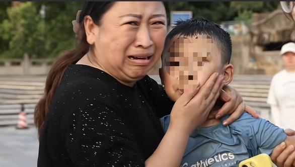 小伙跳水救人后续，妻子舍命搭救过程曝光，肤白貌美大长腿太漂亮