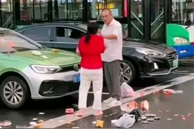 吵架，爬车顶，脱光衣服跳舞？这位青岛女子到底为什么？后续来了图片