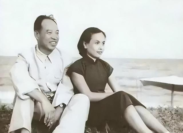 彭真的夫人有多美？这是1952年在北戴河的留影，她40岁，气质不凡