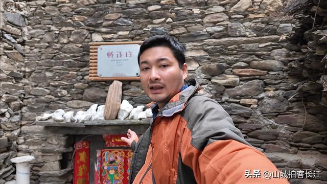 四川深山发现“石头堡垒”，攻防兼具有奥秘，去看看到底都有啥？