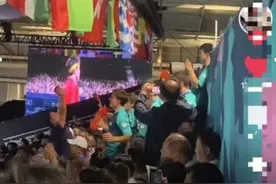 巴黎奥运赛场，中国大哥指挥外国友人齐喊“中国队加油”！当事人：挺喜悦，受到了大家的认可图片