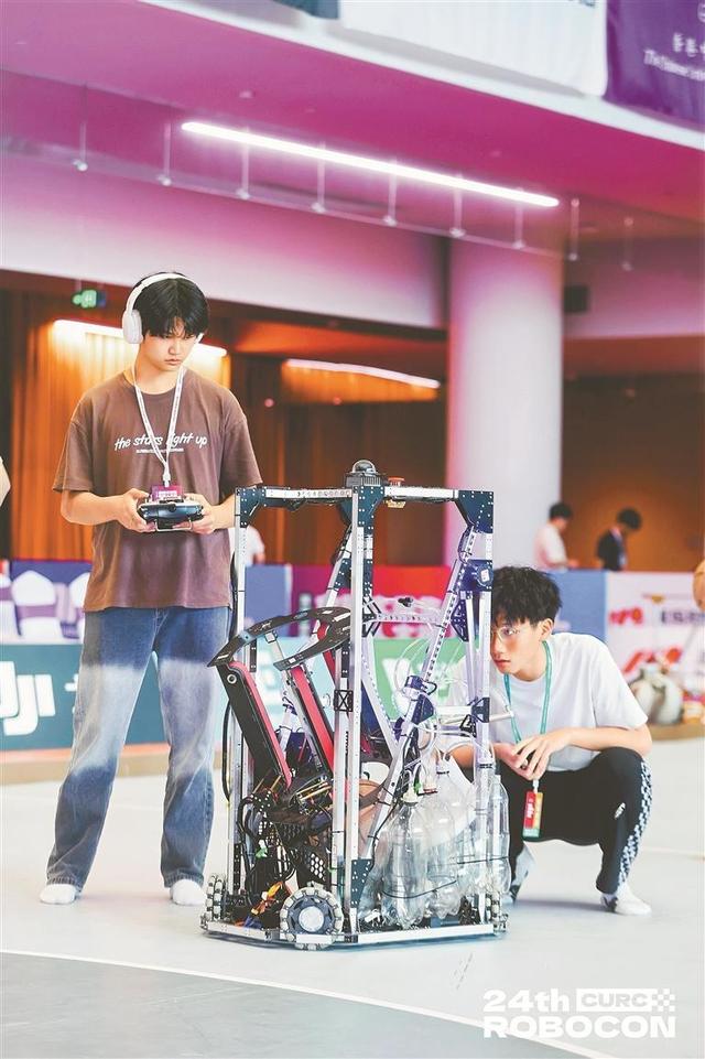 【深圳特区报】精准3分 弹跳扣篮 这场大学生机器人对决硬核高燃！