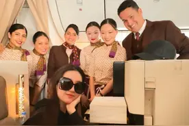 空姐晒与刘亦菲合照，夸赞她的美貌：金庸老师选人眼光正确，小龙女和王语嫣本色出演图片