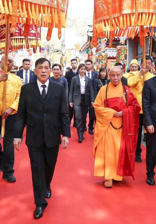 泰王夫妇在北京参观灵光寺！苏提达王后穿古韵连衣裙，踩高跟跪拜
