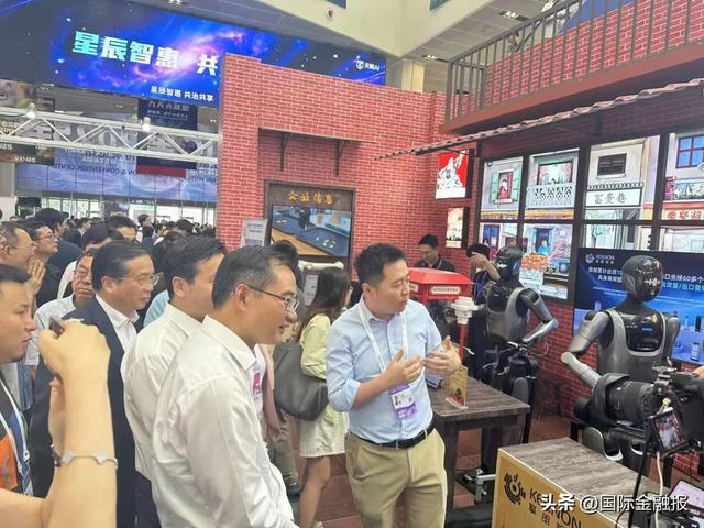 专访“小巨人”擎朗智能CEO李通：中国向智造强国迈进离不开持续的科技创新｜世界人工智能大会