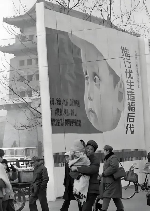 “坚持计划生育一百年不动摇”的彭佩云逝世，她父亲的人生更传奇