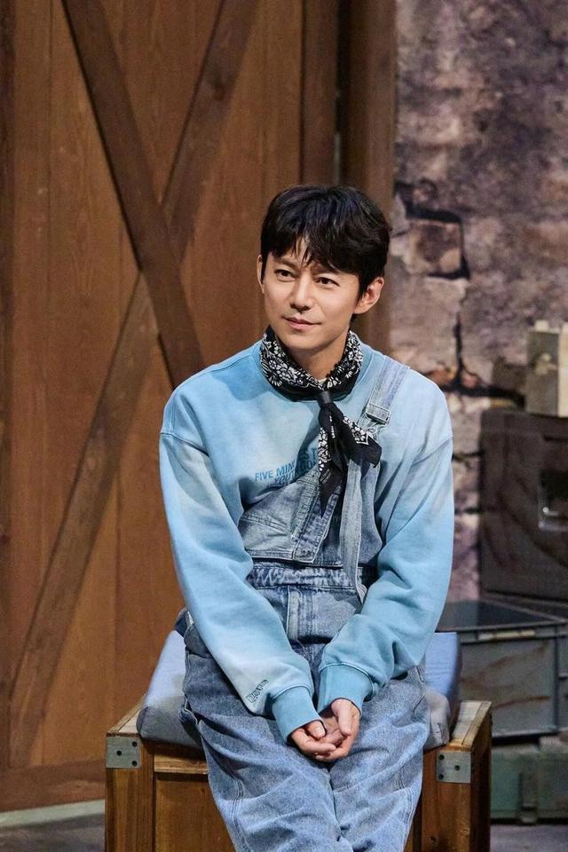 世上没后悔药？无妻无子、与保姆相伴的何炅，走上了另外一条道路