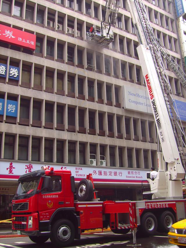 中国造得出航母火箭，每年却花7亿进口消防车，难道我们造不出？