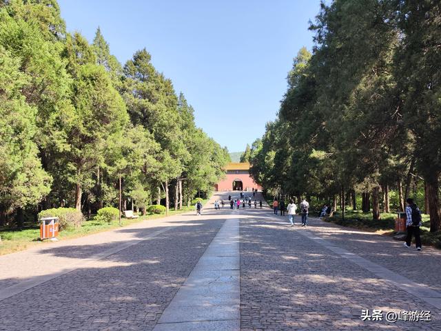 三访明孝陵，地宫藏在石头山下十分坚固，孙仲谋为其守门