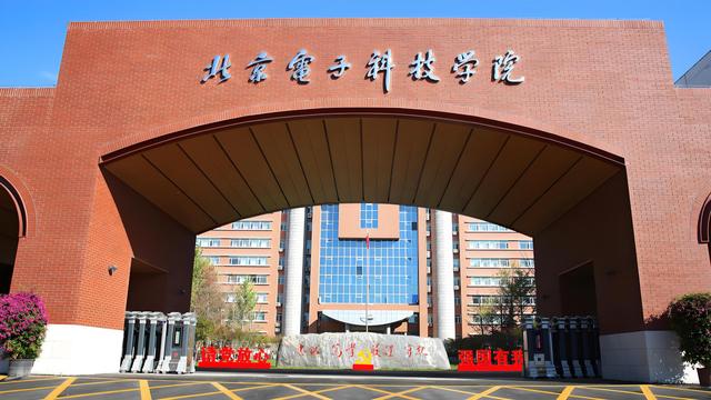江西3名学霸拒报清北后，内蒙古高考645分，不选清华去“双非”？