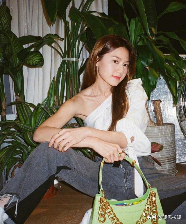 别眨眼！女星穿紧身牛仔裤狂炫身材，细腰翘臀的暴击谁顶得住