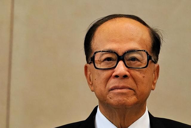 2909亿身价有何用？97岁的李嘉诚无力回天，两个60岁儿子已成心病