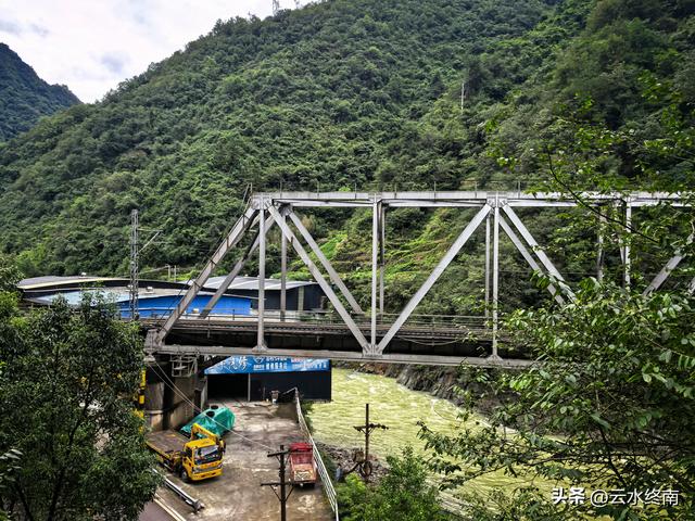 川陕交界的210国道上，有唯一的一段单行线，藏着蜀道上两个秘密