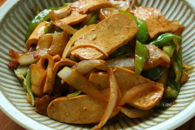 没想到，这三样食材组合炒一盘，才叫好吃下饭！关键既便宜又营养