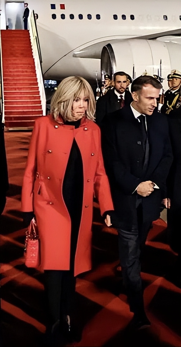 72岁布里吉特真洋气，红大衣配高跟鞋美翻了，挽着马克龙胳膊好甜