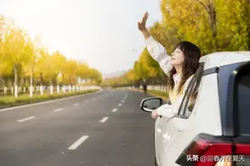 拿了驾照后，第一次开车上路是请陪驾好还是找亲友带好？图片