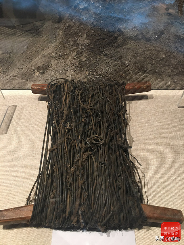 孩子眼中雪地里的红