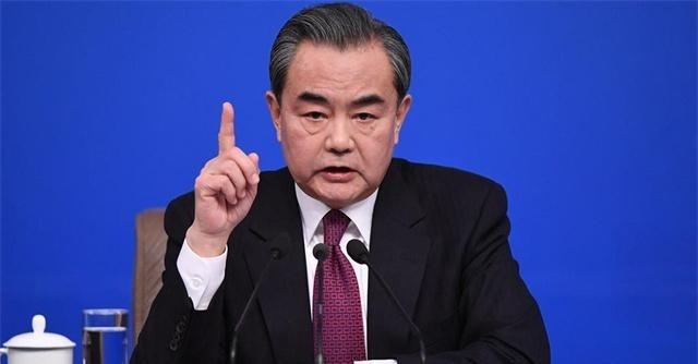 李在明拒绝出席中国阅兵，王毅挂断电话，送了韩国一句话