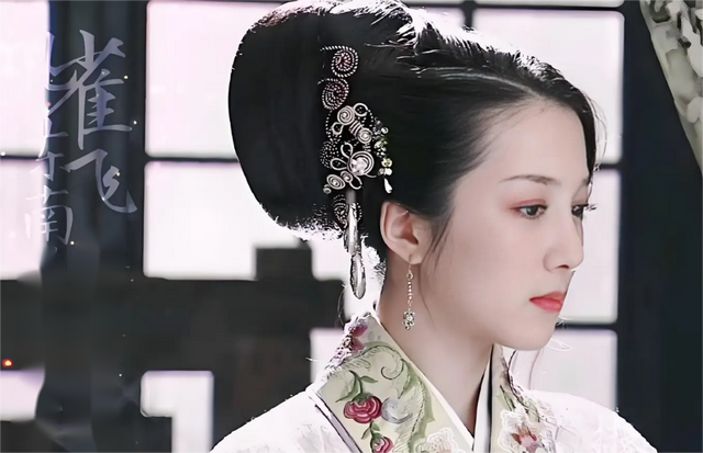当“整容脸”混进央视缉毒剧，撞上天然脸演员，简直是丑态百出