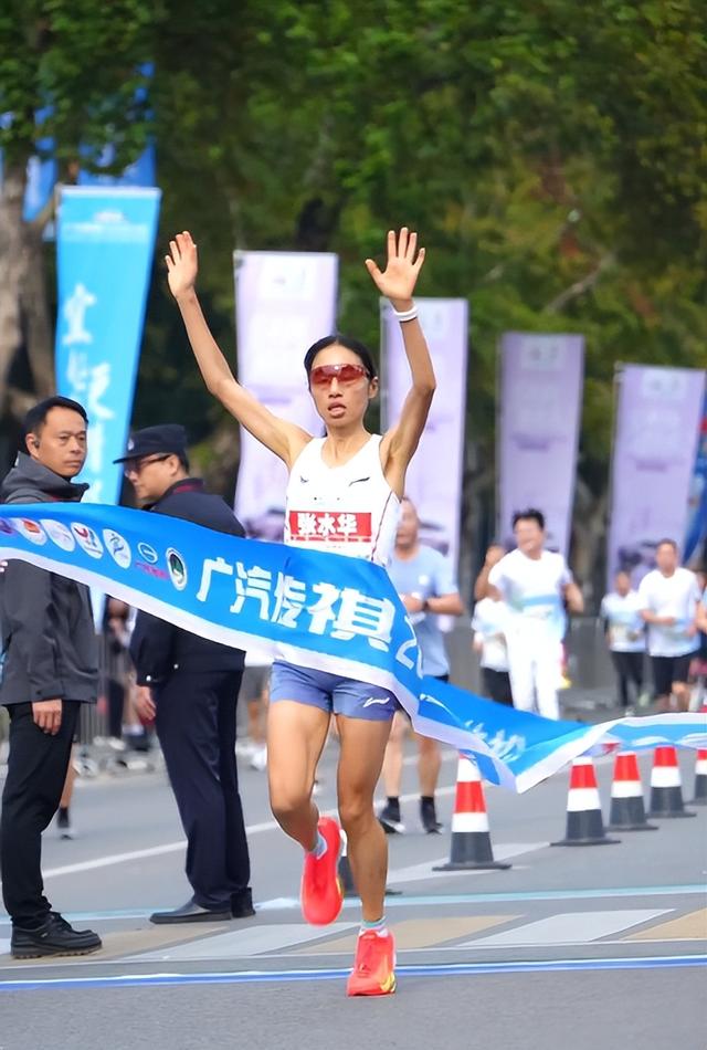 “最快女护士”张水华被医院警告处分，指其存在违规兼职取酬、以虚假理由获得调休行为，医院证实