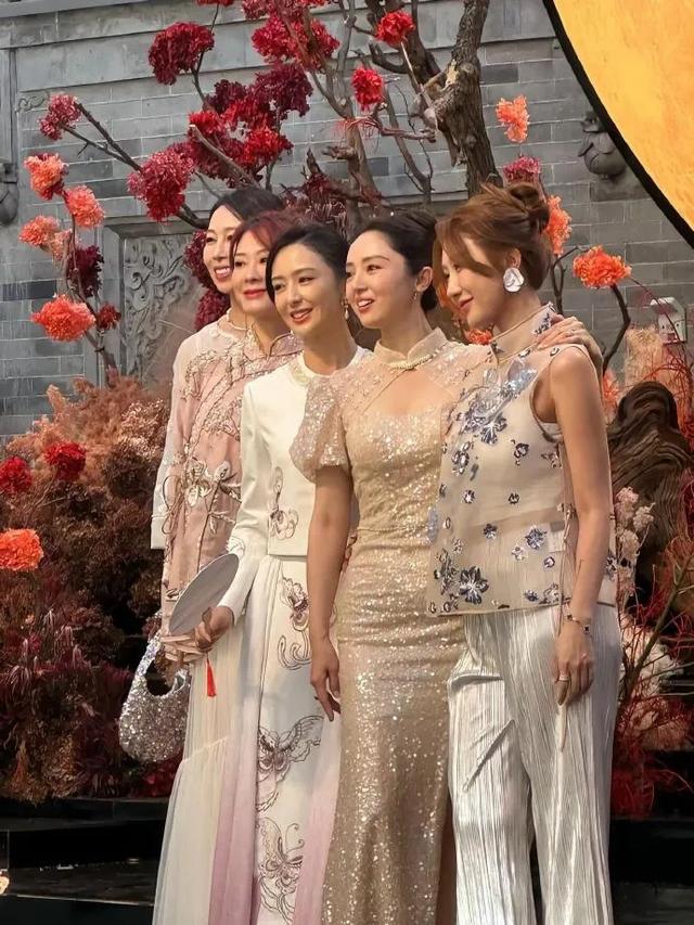 董璇伴娘团曝光：佟丽娅关悦美貌太出圈了，而伴郎团却一言难尽