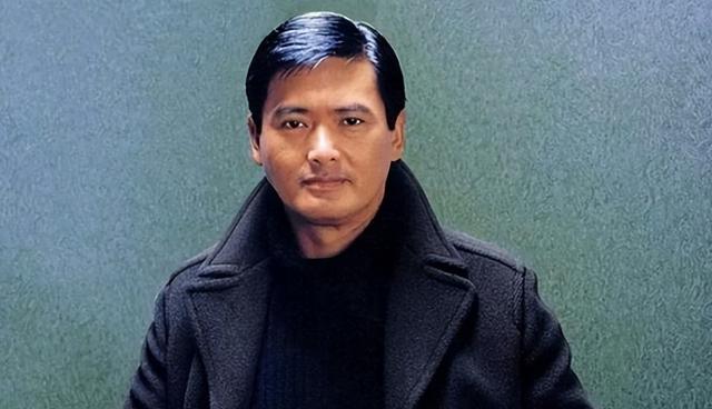 70岁周润发请近百名TVB旧同事聚餐，在场的大部分人至少都相识35年以上，发哥席地而坐和大家合影