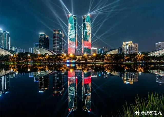 今起，天府双塔上演世运主题灯光秀！