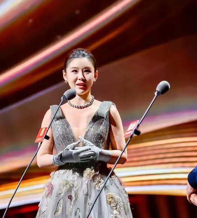 炸屏！王雷李小萌夫妇牵手国剧盛典晚会，夫妻恩爱画面被网友夸爆