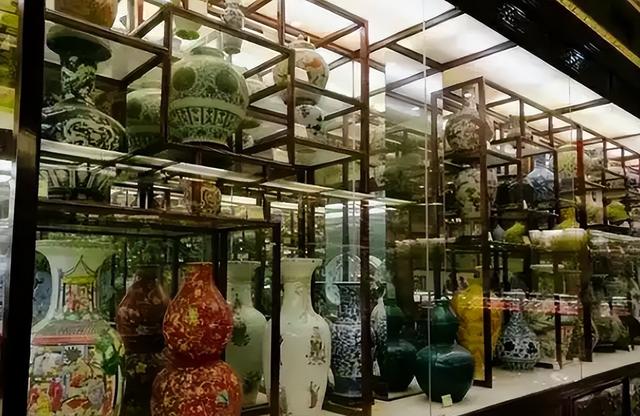 放弃亿万财产，抛弃中国国籍跑去英国捡垃圾，20年后成为国民英雄