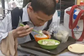 北大韦神近照曝光，弓腰低头袖口破烂引热议，网友：把姜萍嫁给他图片