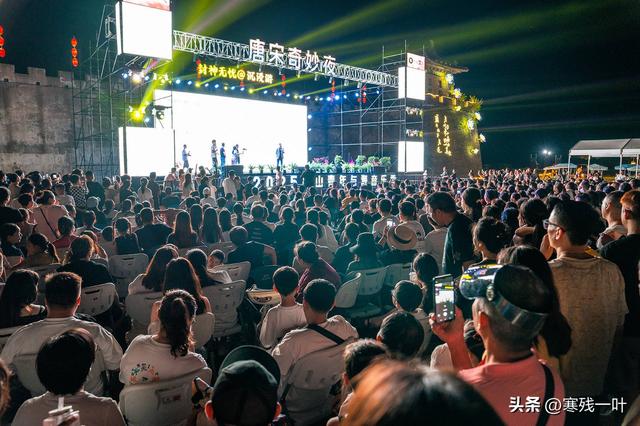 国庆假期首日，浙江象山影视城被挤爆了！游客：低估了夜游的魅力