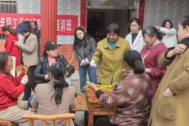 孝昌白沙镇：编艺交流促致富 巾帼巧手话振兴图片