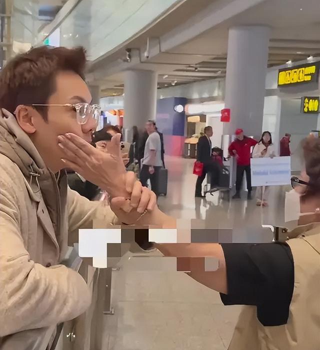 陈伟霆妈妈飞北京看孙子！婆媳第一次见面，何穗大胆拍辣照迎接！