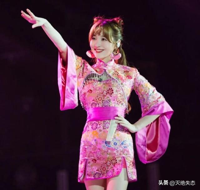 落毛凤凰不如鸡？42岁著名歌手江苏走穴，宾客只顾吃席没人搭理