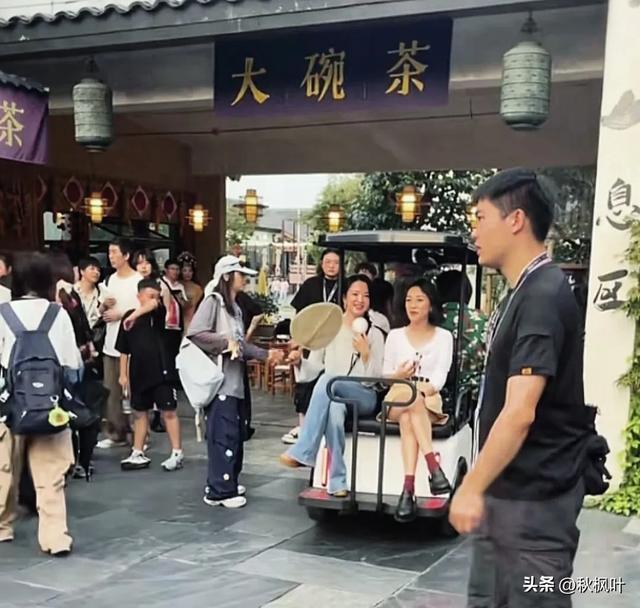 江西偶遇周迅，个子不高，大眼睛真的特别漂亮有灵气，挺漂亮的